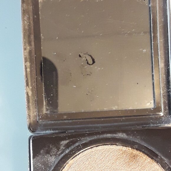 30s 40s Yardley of London Mirror Finish Gold Lilies Loose Powder Compact & Pouch - Picture 4 of 11